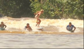 Mais jovem a surfar a Pororoca